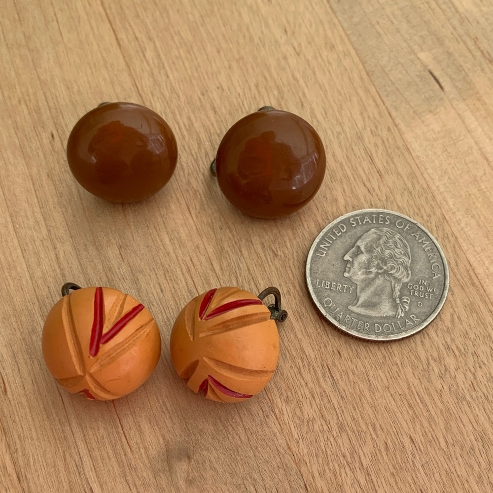 2 pr vintage bakelite earrings-butterscotch and dark caramel.